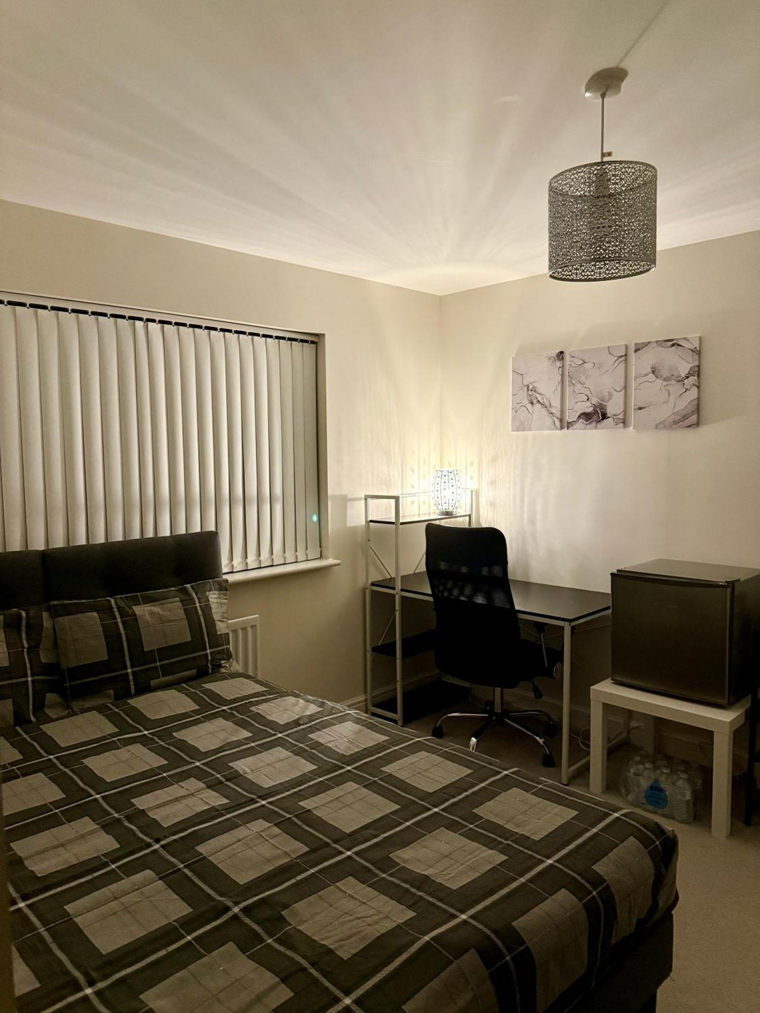 Large Double Room & Private Ensuite Bathroom, Badbury Park, Swindon, Near Great Western Hospital Buitenkant foto