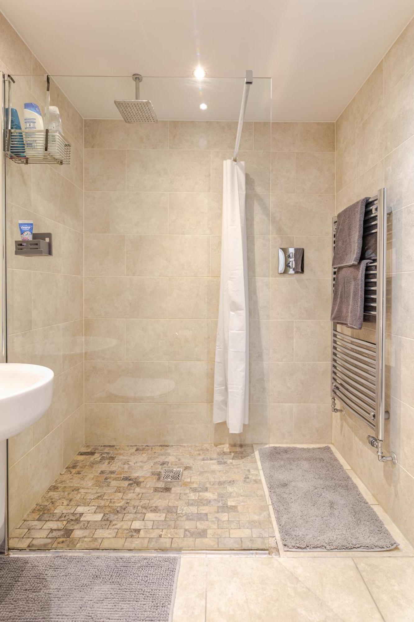 Large Double Room & Private Ensuite Bathroom, Badbury Park, Swindon, Near Great Western Hospital Buitenkant foto