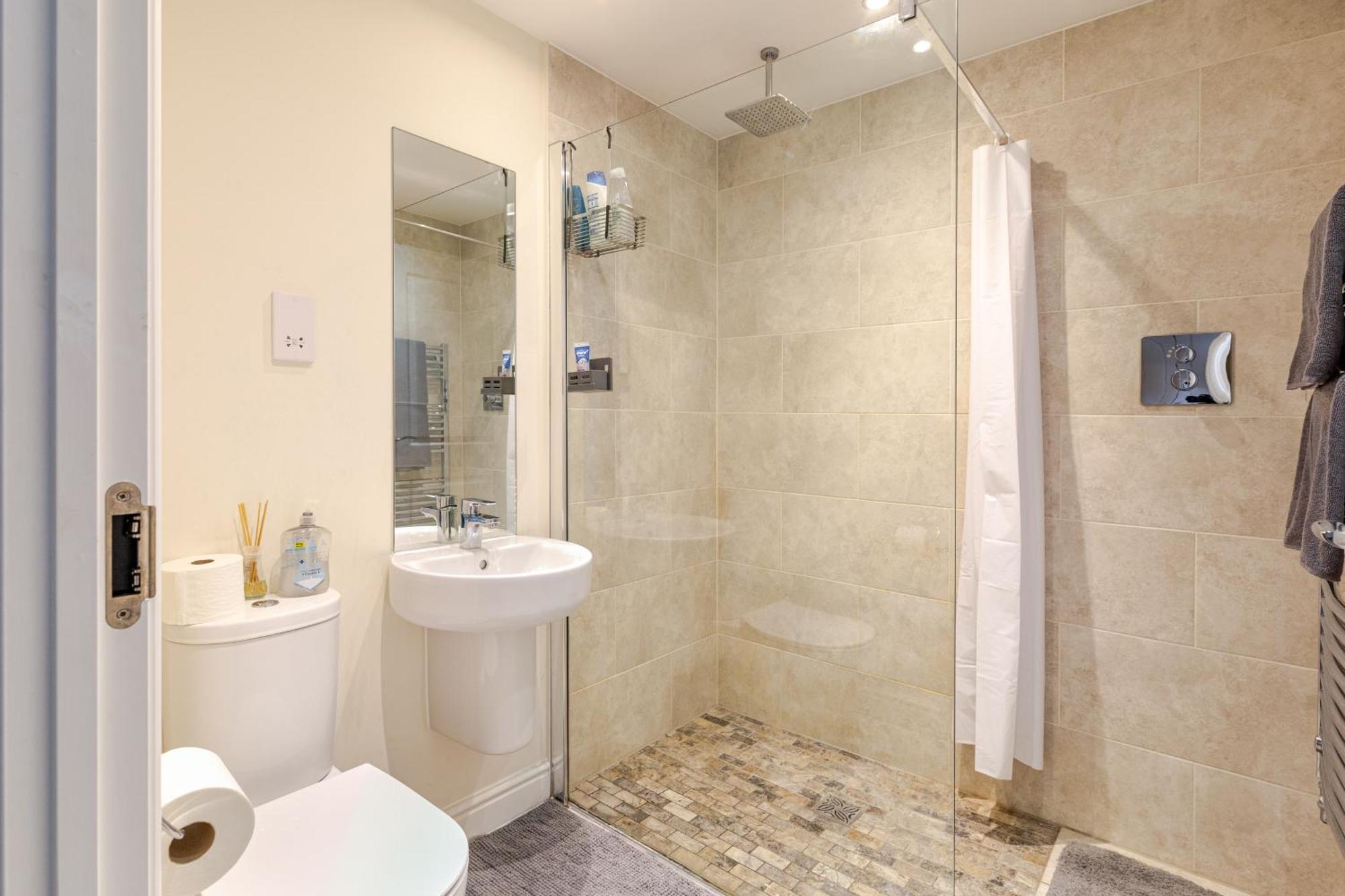 Large Double Room & Private Ensuite Bathroom, Badbury Park, Swindon, Near Great Western Hospital Buitenkant foto